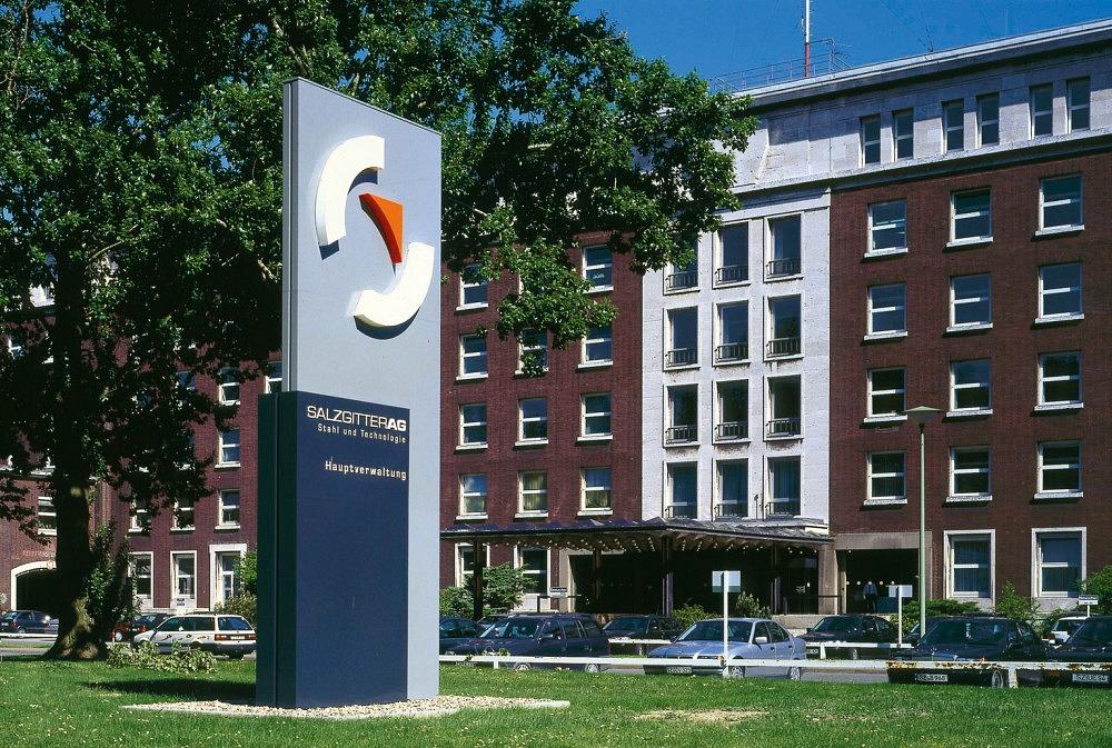 Verwaltungsgeb&auml;ude der Salzgitter AG mit Unternehmensstele – Konzernzugeh&ouml;rigkeit der Salzgitter Automotive Engineering GmbH & Co. KG